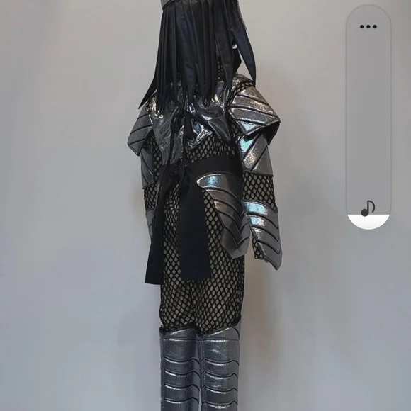Alien Predator Warrior Costume BOYS 9/10 - Black and Silver - Picture 10 of 14